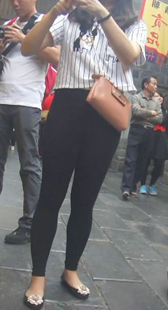 紧臀黑裤美少妇玩自拍