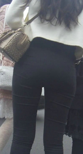 紧身黑裤小少妇身材好