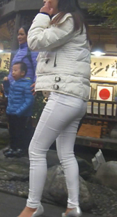 街拍白裤少妇紧内痕