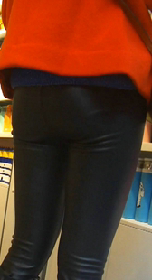 带团的紧身皮裤小美臀前面后面都是我的最爱