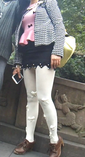 今天的极品来啦逛街也不忘自拍的丰满白袜美眉