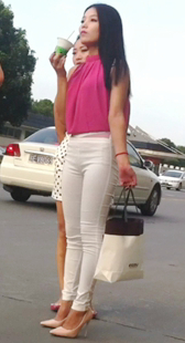 极品白裤美女身材棒极了