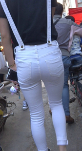 背带白裤丰臀少妇
