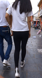 街拍黑紧裤少妇视频