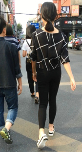 跟拍打底黑裤学生妹