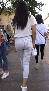 白裤饱满圆臀少妇