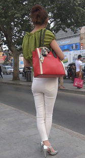 极品高跟白裤紧臀少妇