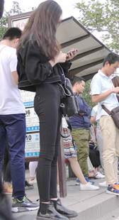 公交站极品打底裤长发大美女