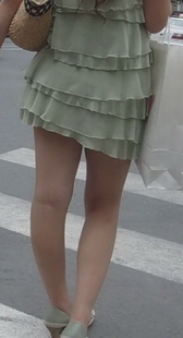 雪白的腿，高挑的身材