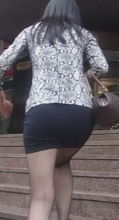 性感黑丝短裙美女上楼梯