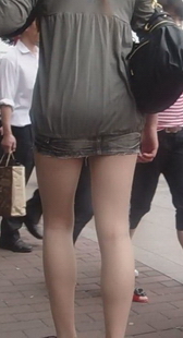 跟拍超短裙美腿少妇