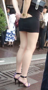 手伸裙里拉出丁字裤