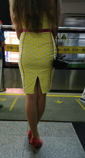 地铁紧身包臀黄裙少妇