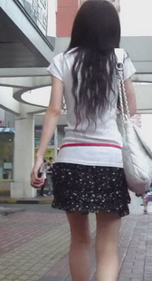 街拍短裙小妹身材好