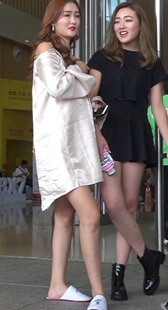 紧身黑短裤大长腿美女