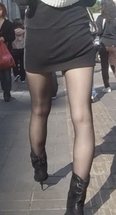 打扮洋气的黑丝美眉