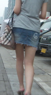 街拍一位细长美腿MM