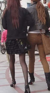 路边的街拍，两位打扮时尚的MM