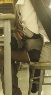 在吃东西的长靴黑丝美女