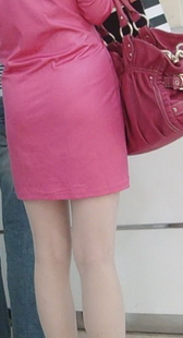 打扮可爱的红衣妹妹