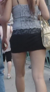 街拍吊带短裙美腿