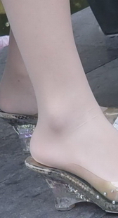 街拍身材不错的丝袜美女