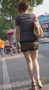 坐在石凳休息的白丝袜