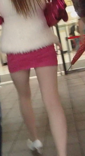 街拍红衣短裙白丝美女