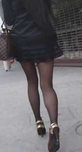 背影不错的黑丝长发美女