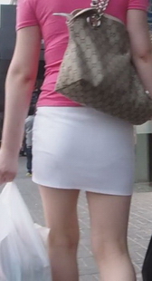 街拍粉色上衣白色短裙美腿MM