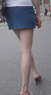 街拍翘臀蓝裙美女