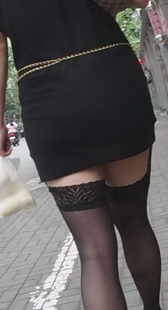 街拍吊带黑丝袜小妹妹