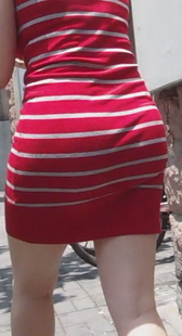 街拍红衣包臀裸腿MM