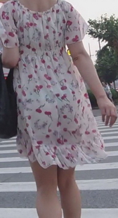 街拍过马路的少妇