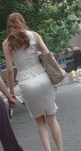 街拍两个中年妇女