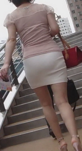 街拍包臀中年妇女