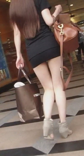 街拍齐B小短裙美女