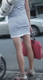 街拍在路边等人的裸腿美女