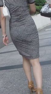 街拍走起路来一扭一扭的少妇