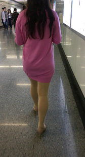 跟拍粉裙肉丝少妇