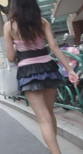 街拍翘臀短裙美女