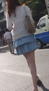 街拍一位身穿好人漂亮的美腿MM