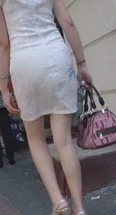 街拍一位旗袍裸腿少妇