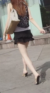 街拍打扮时尚的年轻裸腿美女