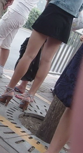 在公车站的街拍，黑裙裸腿美女