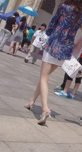 街拍花衣白裙裸腿美女，腿很细