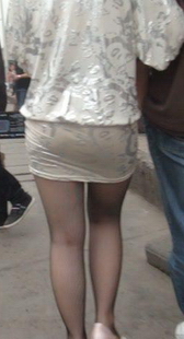 街拍包臀黑丝网格袜妹妹