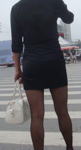 在斑马线上拍到的黑裙黑丝美眉