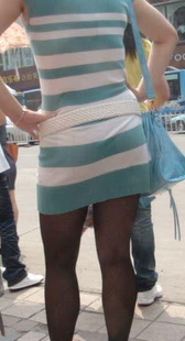 公车站街拍等车的黑丝美眉