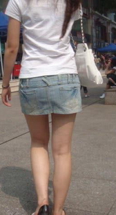 在路边街拍牛仔短裙裸腿妹妹